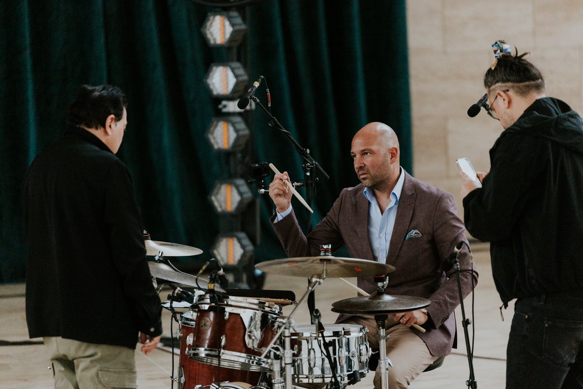 feritodman's tweet photo. Fazıl Say’la çalışmak nasıl bir şey mi? Anlatıyorum: 

Ankara konserimizin soundcheck’i sonrasında yanıma geldi ve sololarımda kullandığım bazı farklı teknikleri tek tek incelemeye başladı. Dinledi, izledi, sorular sordu, her sesin nasıl ortaya çıktığını anlamaya çalıştı. Hatta @ErenYag’dan her şeyi video ile kayıt altına almasını istedi; daha sonra tekrar incelemek ve bu sesler için kendi notasyonunu geliştirmek üzere. ( Bu arada bunları Fazıl’ın yeni yazacağı eserlerinde deşifre edecek perküsyon sanatçılarından şimdiden yaşayacakları zorluklar için özür dilerim ) 😂

Bence bu, @fazilsaymusic’i çok güzel anlatan bir an. Bunca yılın ve bunca başarının ardından merakı hala hiç bitmiyor. Profesyonelliği, en küçük detaya gösterdiği özen ve sürekli yeni sesler, yeni renkler, yeni olasılıklar araması gerçekten çok ilham verici.

Onunla çalışmayı özel kılan da tam olarak bu: Müzik hiçbir zaman “tamam” değil. Her zaman araştırılacak başka bir fikir, keşfedilecek başka bir ses, açılacak başka bir kapı var.

Bu merak bulaşıcı, en güzeli de o.. ❤️🥁
