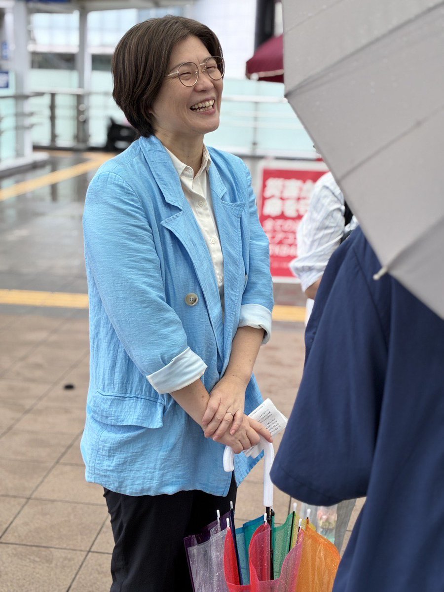 asakayuka's tweet photo. 今日も街頭で、たくさんの声を聞かせていただきました。
お昼の新横浜駅のストーリー対話の様子です。

専門学校生の2人からは、
「公衆トイレに生理用品があったら、すごくうれしい」

20代の女性からは、
「物価が高くて、本当は国産のものを買いたいけど、どうしても安い方を選んでしまう」
「1LDKで家賃12万円。2人で6万円ずつ払って何とか暮らしている。家賃補助があったら助かる」

生活保護を利用している若い方からは、
「生活保護バッシングがつらく、何度も死のうと思った。これ以上、社会保障が削られたら生きていけない。歯止めになってほしい」
という、とても切実な声も寄せられました。

そして何人もの方から、
「市民が声を上げても、政治に届いているのかわからない」
「こうやって街に出て声を聞く活動を、市のリーダーになっても続けてほしい」
と言っていただきました。

防災をもっと強くしてほしい。
子育てしやすい横浜にしてほしい。
同時に、高齢者福祉もしっかり大切にしてほしい。

街に出ると、暮らしの中にある政治の課題が見えてきます。

私はこれからも、直接みなさんの声を聞き、その声を横浜市政に届けていきます。

#あさか由香
#横浜