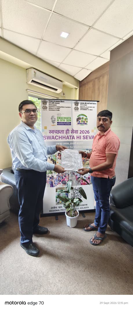rpokolkata's tweet photo. Under #SwachhataHiSeva campaign 2026, Regional Passport Officer felicitated the cleaning staff - 'Safai Mitra' for their contribution towards keeping the RPO premises clean.

@MEAIndia @passportsevamea https://t.co/nuSydSHwqV