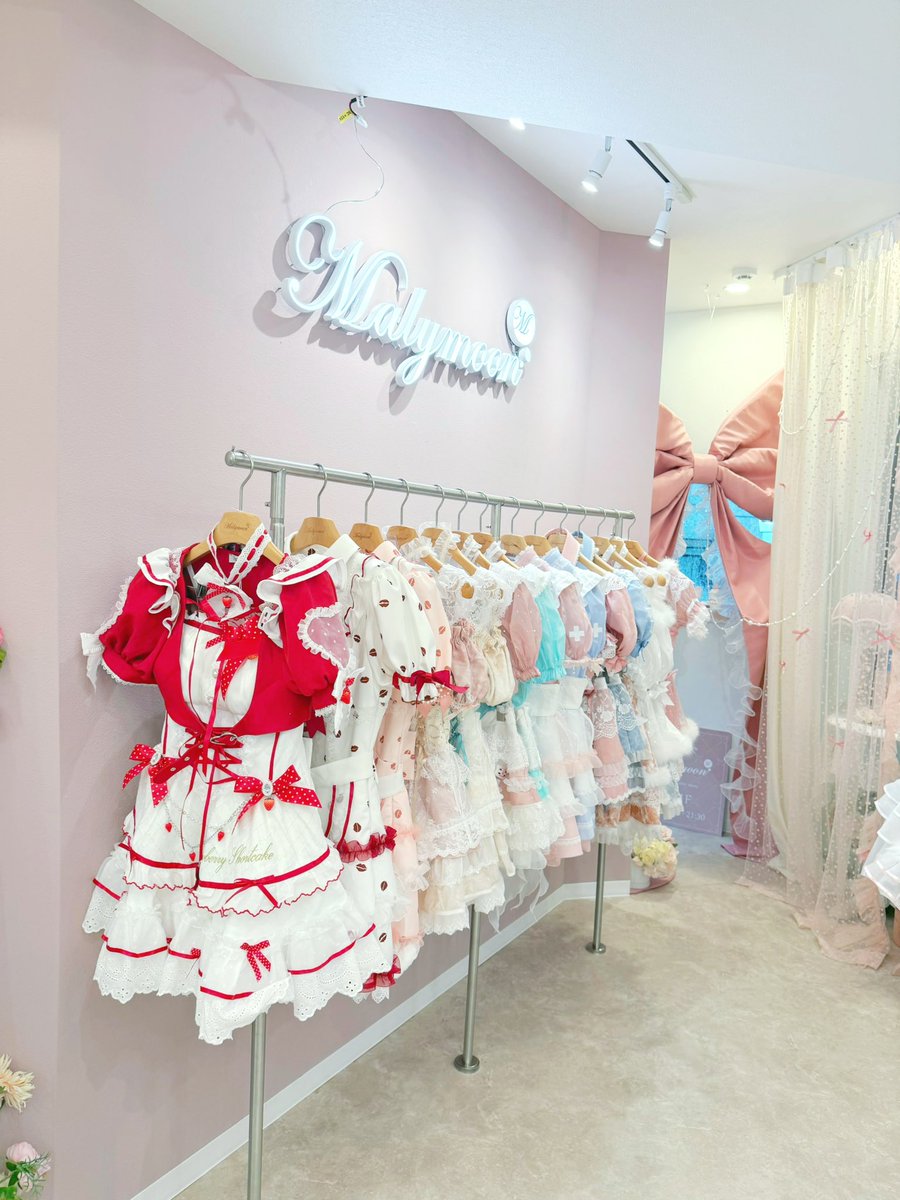 malymoon_shinjk's tweet photo. Malymoon新宿店でございます🎀

新作アイテムや人気アイテム、再入荷アイテムも多数ご用意しております✨
ぜひ店頭で実物をチェックしてみてください ♬ੈ⟡
ご試着や商品についてのご相談もお気軽にスタッフまでお声掛けくださいませ🐰

皆さまのご来店を心よりお待ちしております✨

🕘OPEN 12:30 〜 CLOSE 21:30
📍東京都新宿区新宿3-35-17 F.U.Assets 2階,B1階

#Malymoon