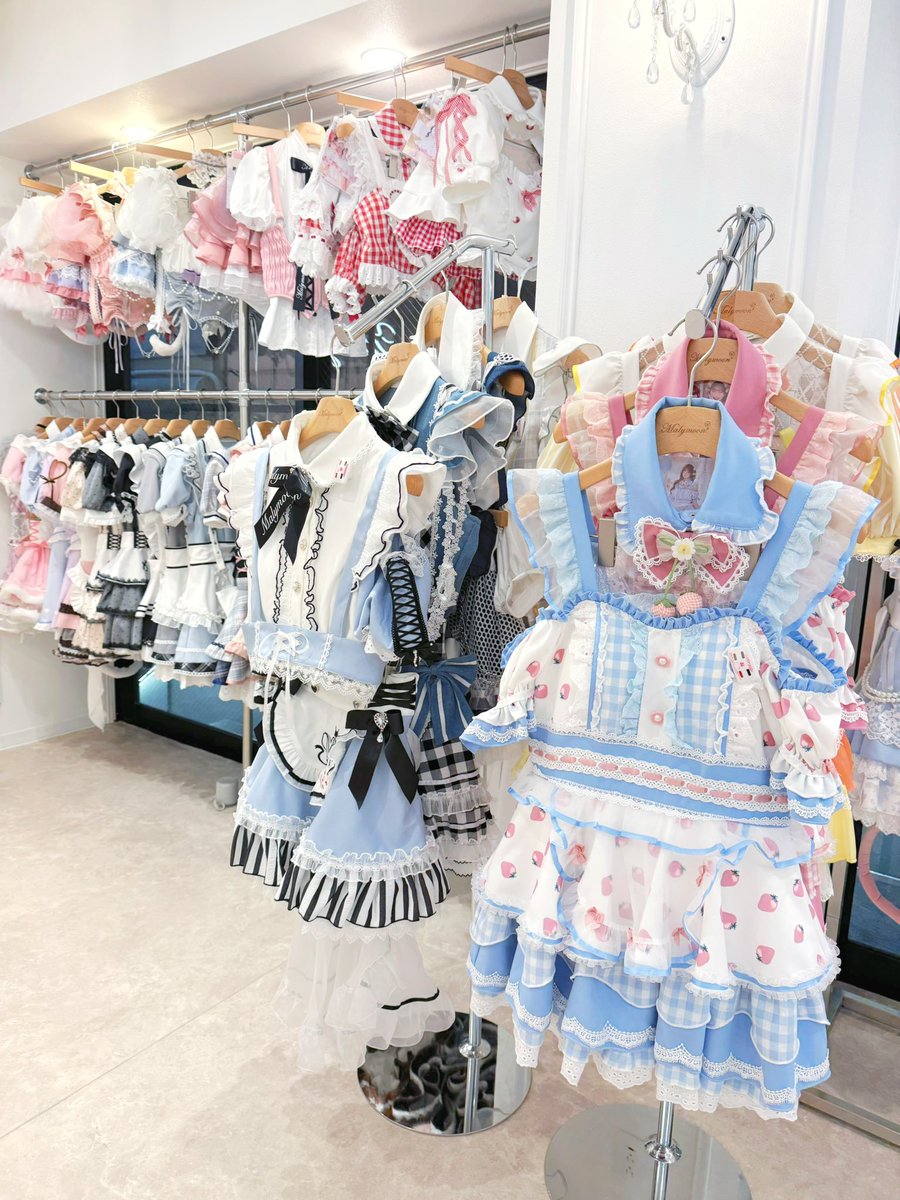 malymoon_shinjk's tweet photo. Malymoon新宿店でございます🎀

新作アイテムや人気アイテム、再入荷アイテムも多数ご用意しております✨
ぜひ店頭で実物をチェックしてみてください ♬ੈ⟡
ご試着や商品についてのご相談もお気軽にスタッフまでお声掛けくださいませ🐰

皆さまのご来店を心よりお待ちしております✨

🕘OPEN 12:30 〜 CLOSE 21:30
📍東京都新宿区新宿3-35-17 F.U.Assets 2階,B1階

#Malymoon