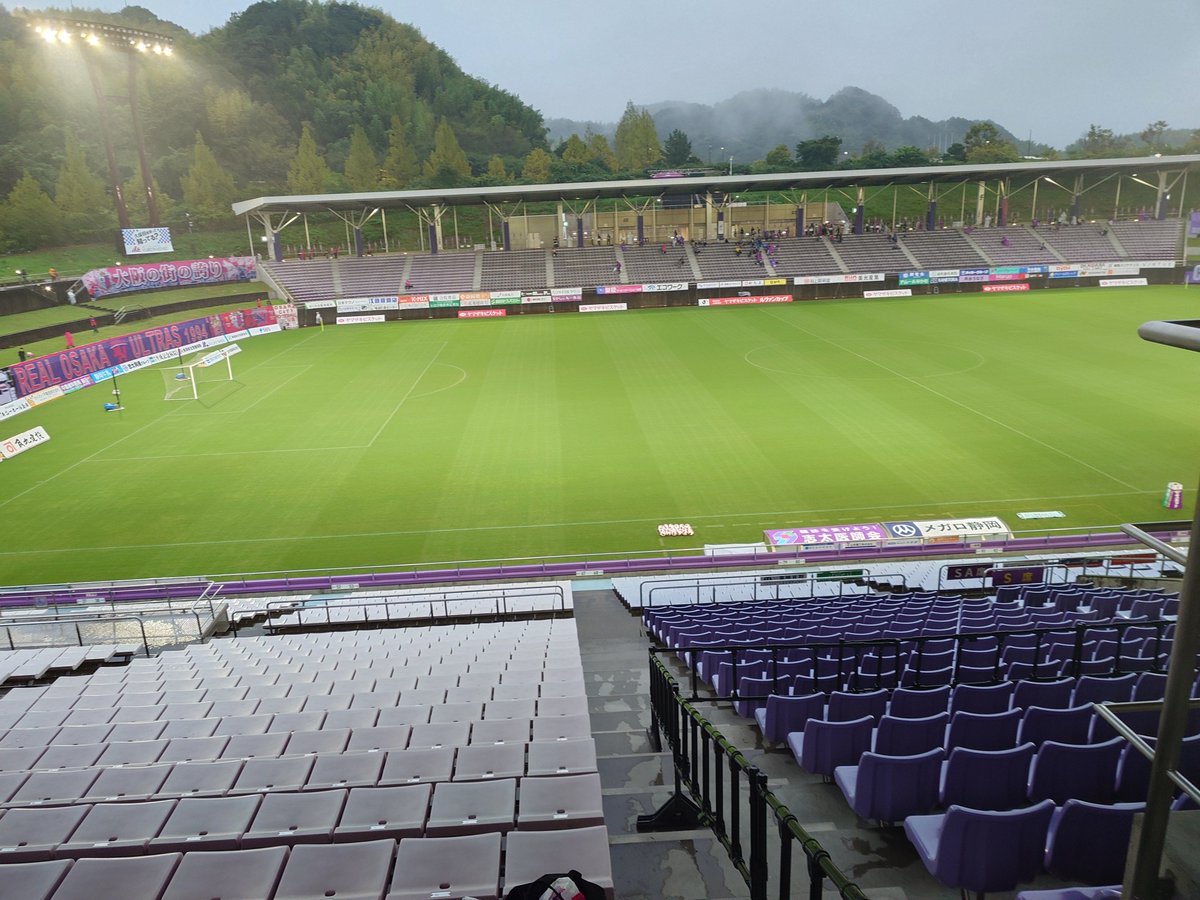 yueseizu's tweet photo. 着席した。
ビジター席は芝生、雨に濡れたくないし、吹田や神戸のビジター席席より安いので、メインにした。 https://t.co/rd5KOY6hFt