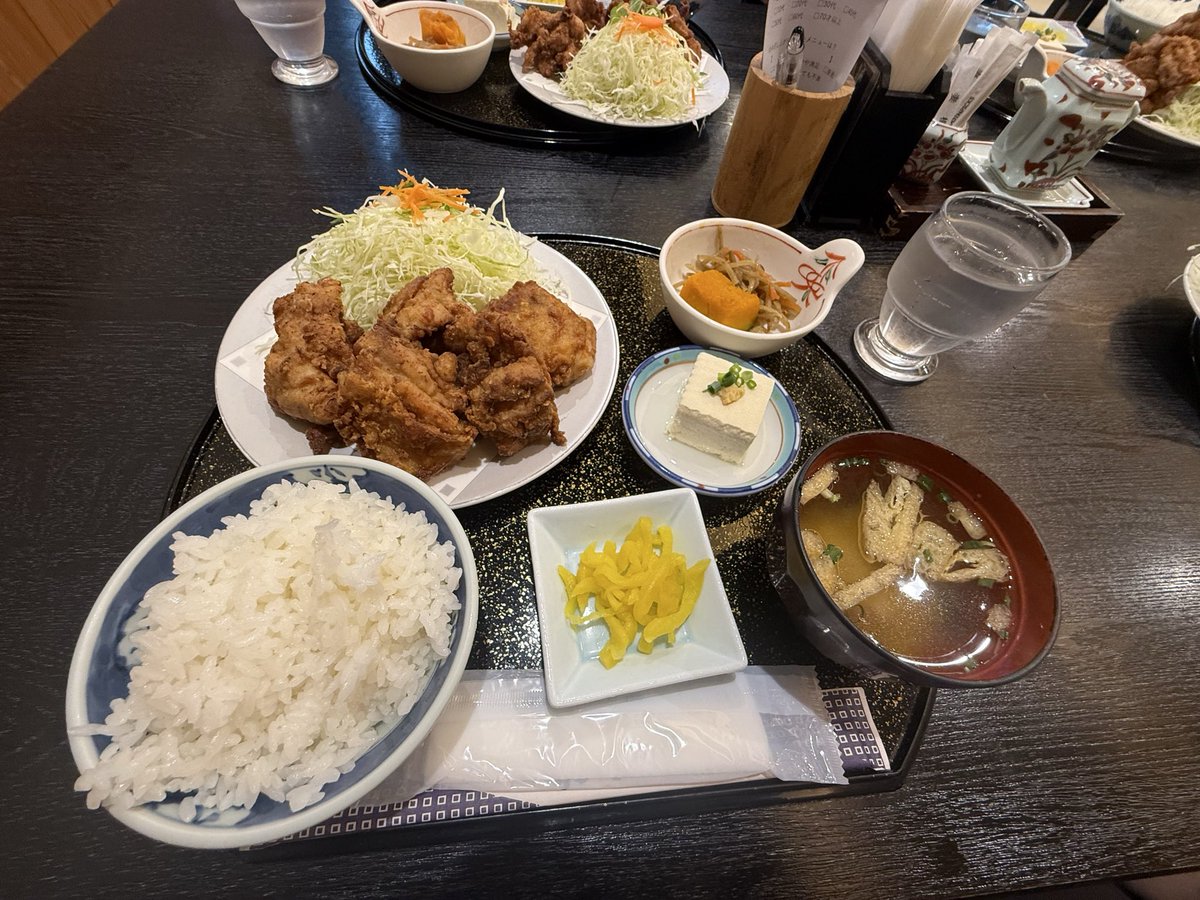 fu_ta_ba0216's tweet photo. お昼はやすらぎの郷やまくにで唐揚げ定���でした！
唐揚げ1個が大きくてお腹いっぱいになりました🤤
#9月27日 #九州新喜劇 #大分公演 #バスツアー https://t.co/XRVEb9UdxL