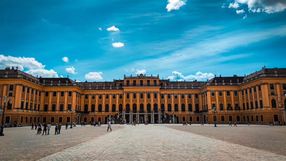 malkymacaulay's tweet photo. Mitte des Jahres, bei einem Wientripp, das Schloss Schönbrunn, besucht😅
Beeindruckend 🥸👋🏻...... #schönbrunn #wien #vacation #schloss #photography #achitecture #achitecturephotography #österreich #pic #picoftheday #hobby #fotografie https://t.co/OPd3lUTzLX