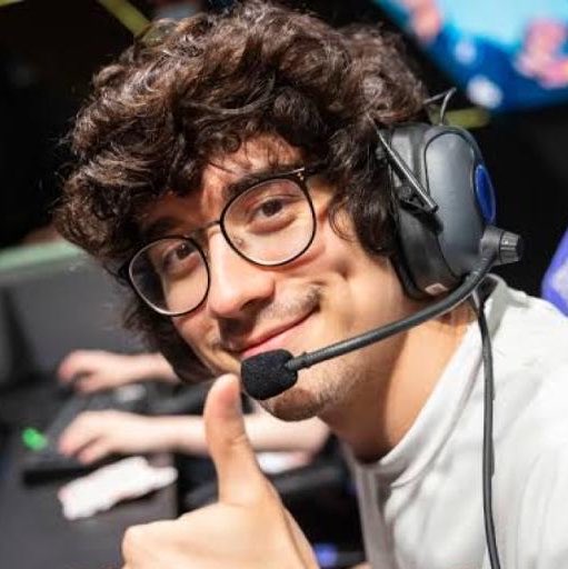 MovistareSports's tweet photo. 🟣 Josedeodo hace HISTORIA para Latinoamérica y disputará por primera vez la fase principal de Worlds🇦🇷🔥

Tras la clasificación de Team Liquid, el argentino se convierte en el primer jugador de LATAM de la era moderna de LoL en alcanzar el main stage de un Mundial.

Después de años compitiendo entre LATAM y Norteamérica, @Josedeodo estará finalmente entre los mejores jugadores del mundo en Worlds 2026🫡

➕ https://t.co/Qkij1PYEb4