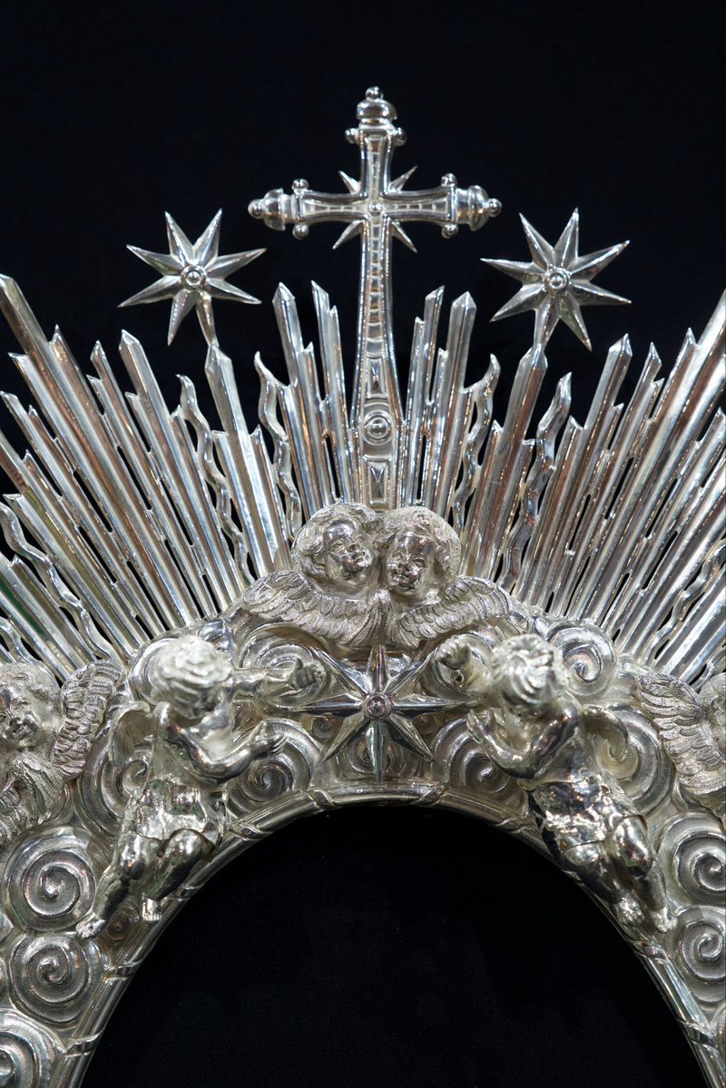 apdesamparados's tweet photo. Con diseño de Sergio Cornejo, ha sido elaborada por el orfebre José Antonio Conradi, siguiendo un estilo clásico que recuerda las piezas de platería antigua. Incorpora dos ángeles de bulto redondo originales del siglo XVIII, así como las cabezas de los querubines, del siglo XX. https://t.co/s9p32pdTlR