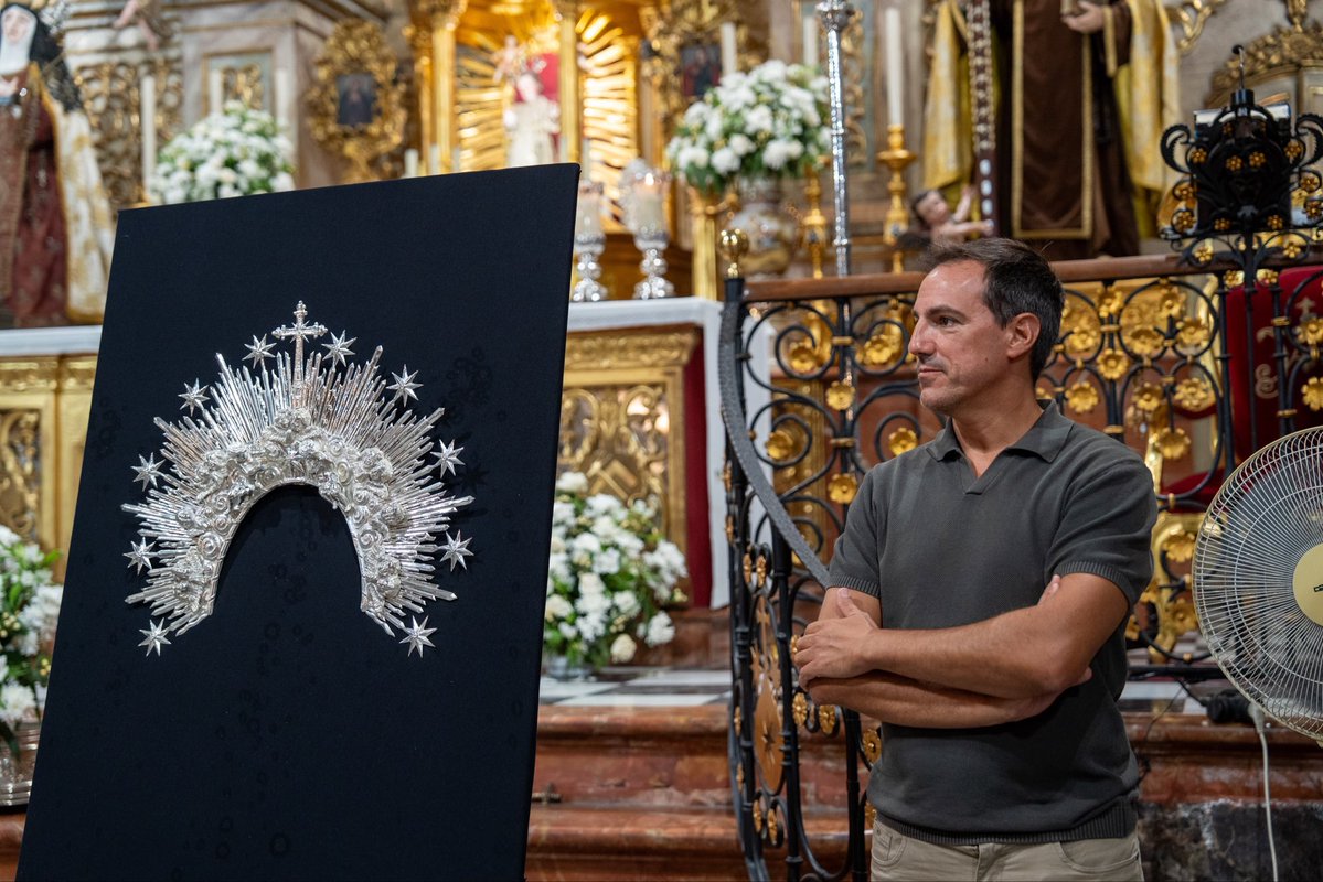 apdesamparados's tweet photo. Con diseño de Sergio Cornejo, ha sido elaborada por el orfebre José Antonio Conradi, siguiendo un estilo clásico que recuerda las piezas de platería antigua. Incorpora dos ángeles de bulto redondo originales del siglo XVIII, así como las cabezas de los querubines, del siglo XX. https://t.co/s9p32pdTlR