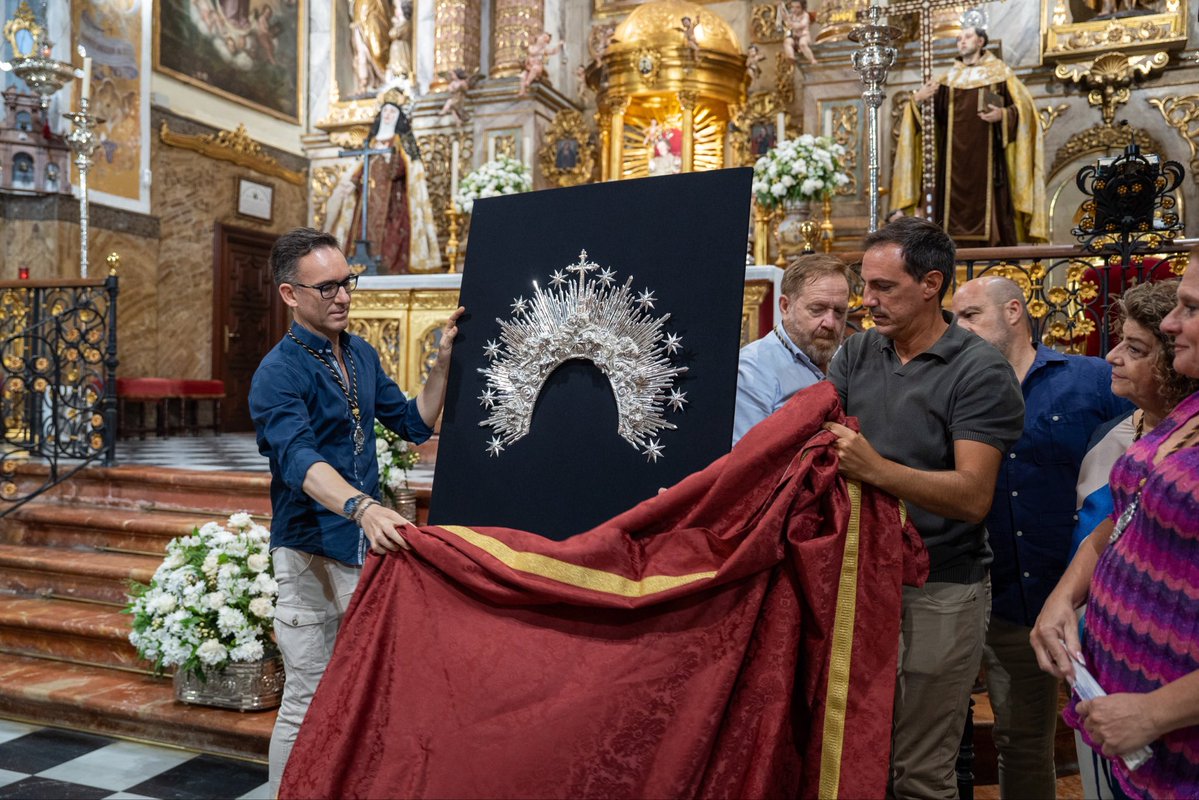 apdesamparados's tweet photo. Con diseño de Sergio Cornejo, ha sido elaborada por el orfebre José Antonio Conradi, siguiendo un estilo clásico que recuerda las piezas de platería antigua. Incorpora dos ángeles de bulto redondo originales del siglo XVIII, así como las cabezas de los querubines, del siglo XX. https://t.co/s9p32pdTlR