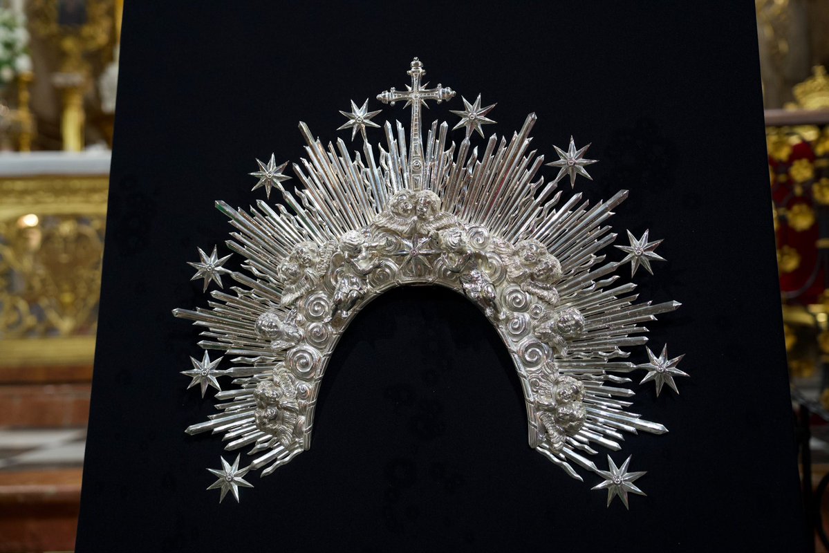 apdesamparados's tweet photo. Con diseño de Sergio Cornejo, ha sido elaborada por el orfebre José Antonio Conradi, siguiendo un estilo clásico que recuerda las piezas de platería antigua. Incorpora dos ángeles de bulto redondo originales del siglo XVIII, así como las cabezas de los querubines, del siglo XX. https://t.co/s9p32pdTlR