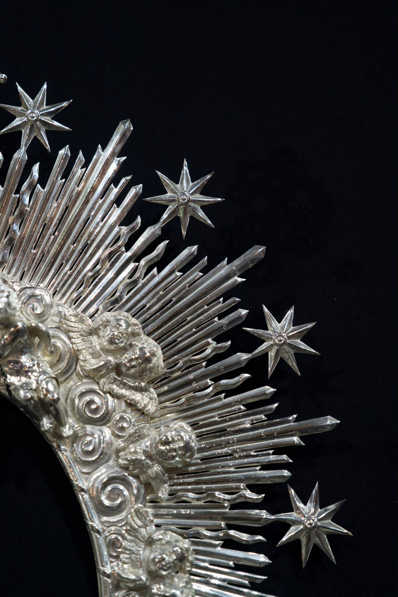 apdesamparados's tweet photo. 🟤 𝐄𝐒𝐓𝐑𝐄𝐍𝐎𝐒 • Nueva diadema de plata para María Santísima de la Salud.

Tras la Misa de Agrupación de ayer se presentó la nueva pieza para el ajuar de Nuestra Madre. Se trata de una diadema donada por un grupo de hermanas que estrenará en el próximo Rosario Vespertino. https://t.co/POuf7rggaS