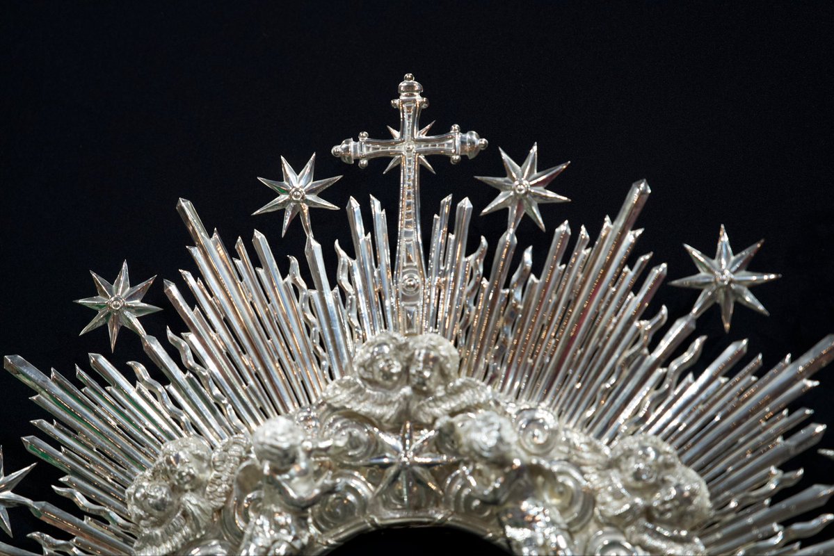 apdesamparados's tweet photo. 🟤 𝐄𝐒𝐓𝐑𝐄𝐍𝐎𝐒 • Nueva diadema de plata para María Santísima de la Salud.

Tras la Misa de Agrupación de ayer se presentó la nueva pieza para el ajuar de Nuestra Madre. Se trata de una diadema donada por un grupo de hermanas que estrenará en el próximo Rosario Vespertino. https://t.co/POuf7rggaS