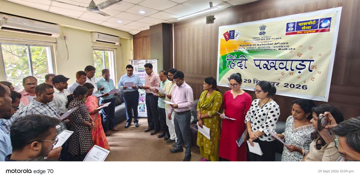 rpokolkata's tweet photo. As part of #SwachhataHiSeva &amp; Swachhata Pakhwada, RPO Kolkata Shri Ashish Middha administered the Swachhata Pledge to officers &amp; officials of Passport Office Kolkata.

@passportsevamea @MEAIndia https://t.co/pKO4kZKk6A