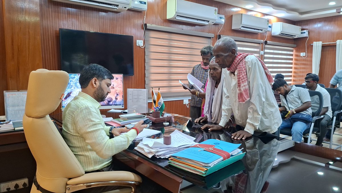 dcjamtara's tweet photo. कार्यालय प्रकोष्ठ में आयोजित #जनता_दरबार में आज जिले के ग्रामीण एवं शहरी क्षेत्रों से आए करीब 55 से अधिक संख्या में आमजनों की समस्याओं/शिकायतों को सुना। प्राप्त शिकायतों/आवेदनों के त्वरित एवं प्रभावी समाधान हेतु संबंधित अधिकारियों को अग्रसारित कर समुचित कार्रवाई हेतु निर��देशित किया, साथ ही जनता दरबार में आए विभिन्न समस्याओं का ऑन स्पॉट समाधान किया गया। 
#JantaDarbar 
#DistrictAdministration
#Jamtara
@AlokDubeyIAS 
@JharkhandCMO 
@prdjharkhand