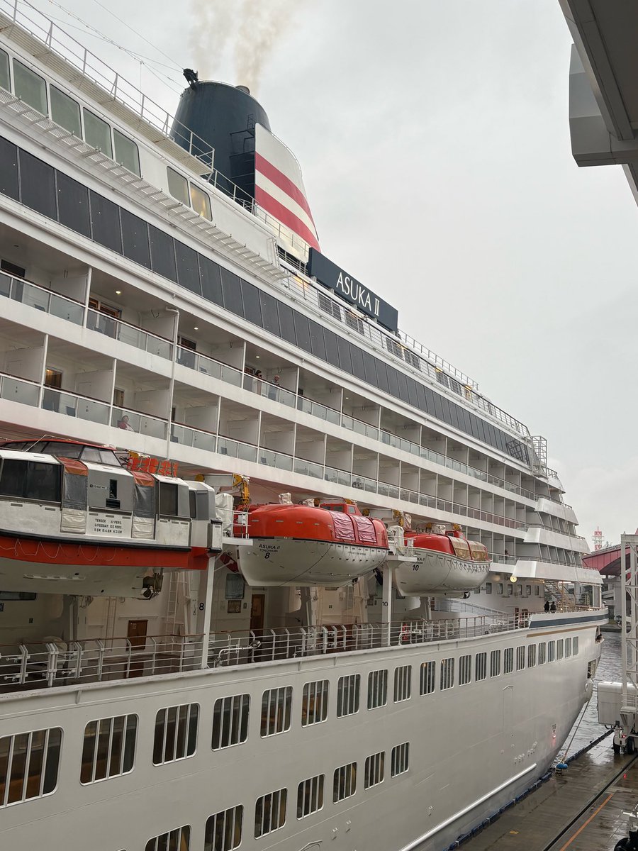 Port__of__KOBE's tweet photo. Bon voyage‼︎ 客船「飛鳥Ⅱ」（50,444G/T）が『神戸発 秋の神戸・博多クルーズ』に出港しました🛳️✨ https://t.co/EeE9VLEwYn