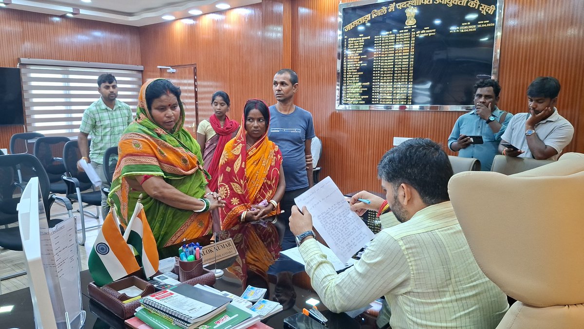 dcjamtara's tweet photo. कार्यालय प्रकोष्ठ में आयोजित #जनता_दरबार में आज जिले के ग्रामीण एवं शहरी क्षेत्रों से आए करीब 55 से अधिक संख्या में आमजनों की समस्याओं/शिकायतों को सुना। प्राप्त शिकायतों/आवेदनों के त्वरित एवं प्रभावी समाधान हेतु संबंधित अधिकारियों को अग्रसारित कर समुचित कार्रवाई हेतु निर��देशित किया, साथ ही जनता दरबार में आए विभिन्न समस्याओं का ऑन स्पॉट समाधान किया गया। 
#JantaDarbar 
#DistrictAdministration
#Jamtara
@AlokDubeyIAS 
@JharkhandCMO 
@prdjharkhand