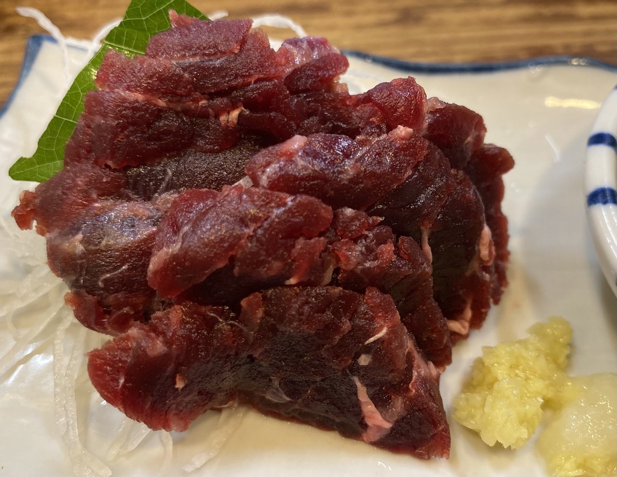 hideh06's tweet photo. さて…、居酒屋です❗️

久しぶりに、晩杯屋　上野
なんだか刺身な気分だったので、

クジラ刺し、カンパチ、
本日おすすめの甘エビ美味い❗️
レモンサワーで乾杯です🍻
#晩酌
#居酒屋
#晩杯屋
#刺身 https://t.co/Lo35aPYTJh