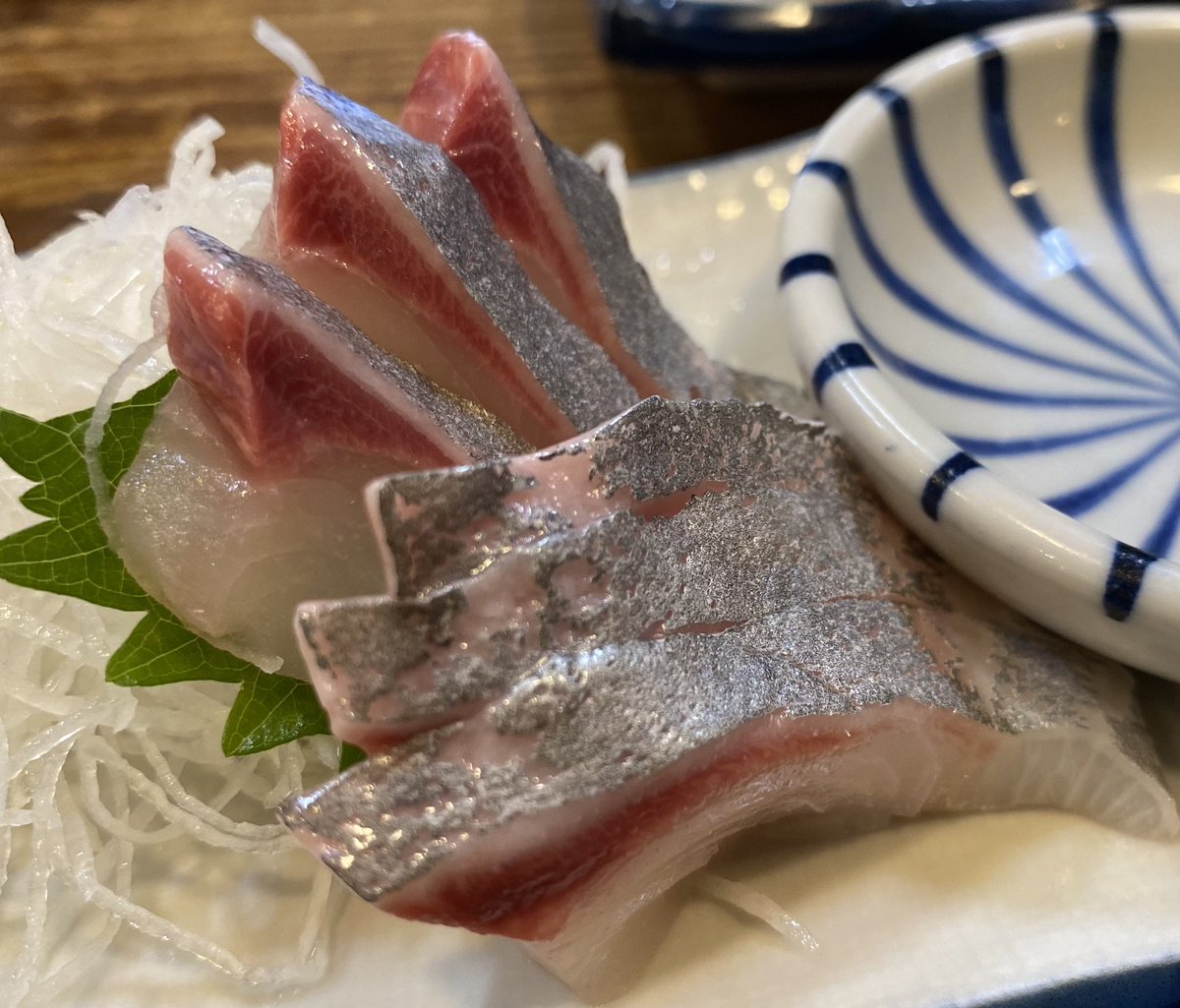 hideh06's tweet photo. さて…、居酒屋です❗️

久しぶりに、晩杯屋　上野
なんだか刺身な気分だったので、

クジラ刺し、カンパチ、
本日おすすめの甘エビ美味い❗️
レモンサワーで乾杯です🍻
#晩酌
#居酒屋
#晩杯屋
#刺身 https://t.co/Lo35aPYTJh