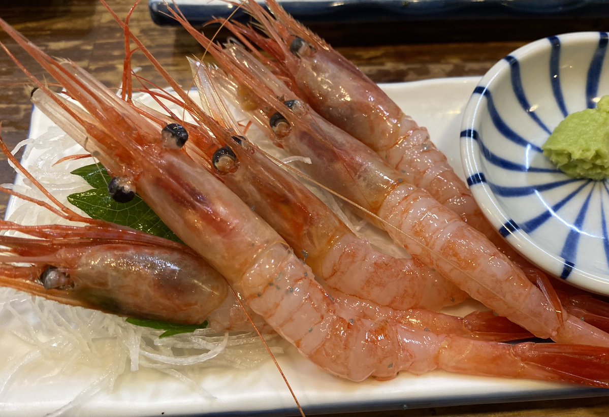 hideh06's tweet photo. さて…、居酒屋です❗️

久しぶりに、晩杯屋　上野
なんだか刺身な気分だったので、

クジラ刺し、カンパチ、
本日おすすめの甘エビ美味い❗️
レモンサワーで乾杯です🍻
#晩酌
#居酒屋
#晩杯屋
#刺身 https://t.co/Lo35aPYTJh