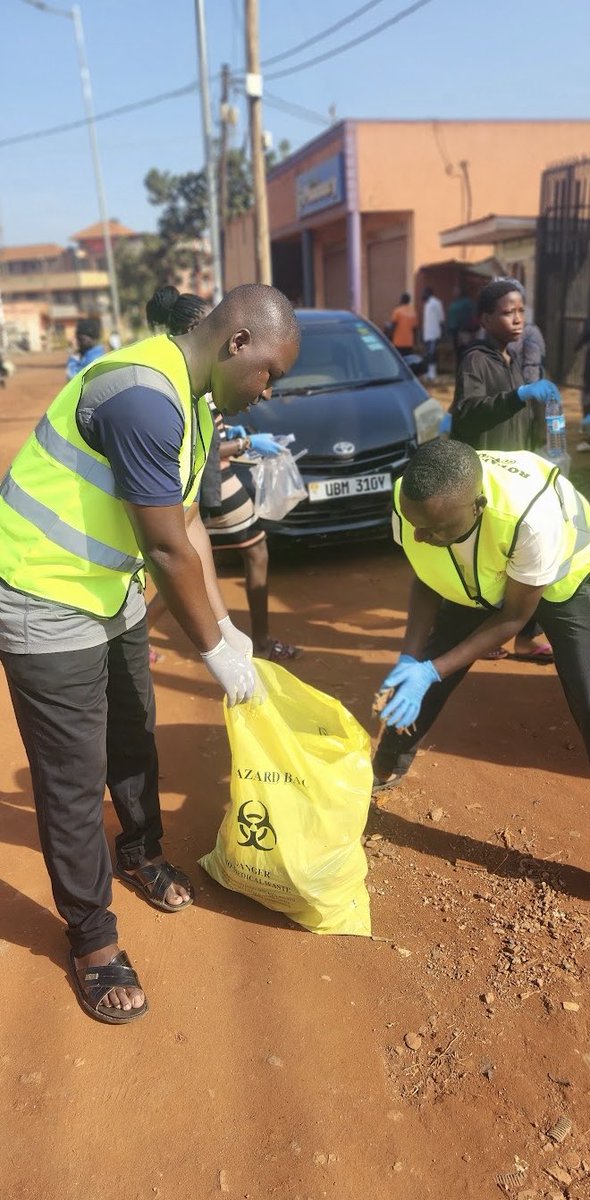 RACBukerere's tweet photo. The rotaract club of bukerere and the Rotary club of bukerere during the community  clean up day from Misindye  to Joggo 
Thank you to each and everyone who participated in the activity
#rotaractbukerere https://t.co/ywRaffa7b1