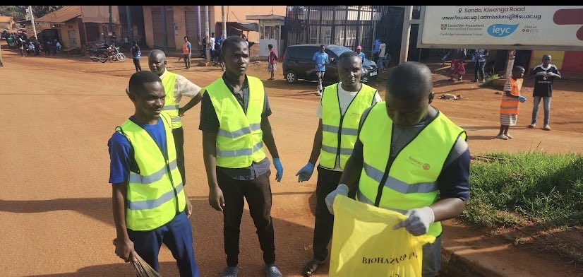 RACBukerere's tweet photo. The rotaract club of bukerere and the Rotary club of bukerere during the community  clean up day from Misindye  to Joggo 
Thank you to each and everyone who participated in the activity
#rotaractbukerere https://t.co/ywRaffa7b1