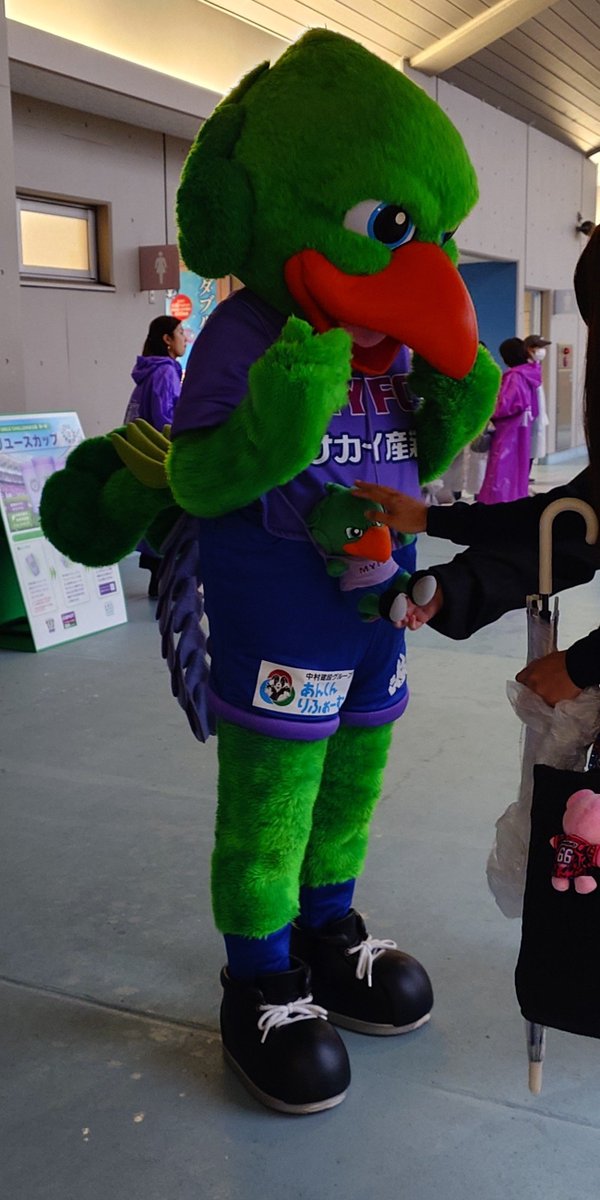 yueseizu's tweet photo. 着席した。
ビジター席は芝生、雨に濡れたくないし、吹田や神戸のビジター席席より安いので、メインにした。 https://t.co/rd5KOY6hFt