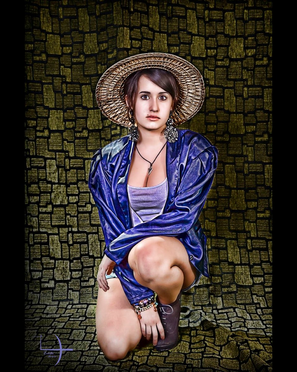 alexjuniiior's tweet photo. ¿Cuántas versiones de nosotros mismos habitan en una sola mirada? Entre el brillo metálico de la seda, la textura rústica de la paja y un fondo que parece tejido con el tiempo, hay un silencio que lo dice todo. A veces, vestirnos no es ocultarnos, https://t.co/kpQ1TEj1gV