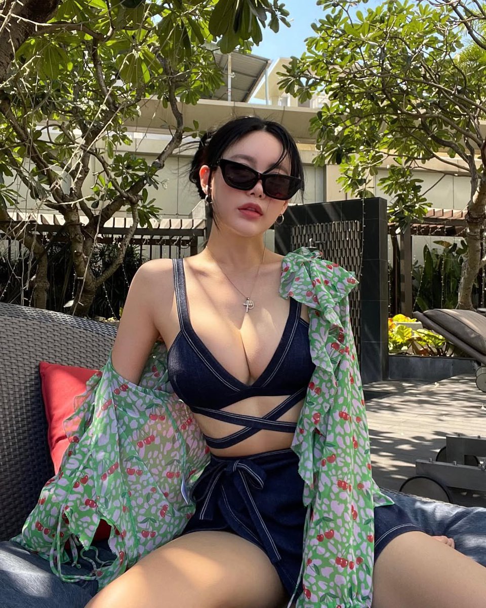 springtailes's tweet photo. It’s a pool tuesday! 🌷🤍 https://t.co/2ksrCrDXf5