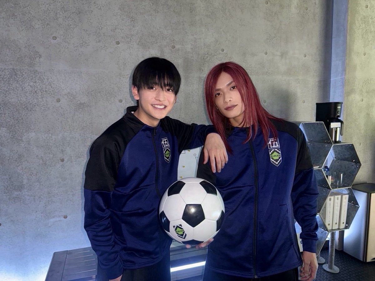 BLUELOCK_MOVIE's tweet photo. ◆ ──  #ブルーロック日誌 ── ◆

本日は
#高橋文哉 さん #高橋恭平 さんの
オフショットを公開📸

互いの能力を深く理解し合う潔と千切！
そんな2人の掛け合いもお見逃しなく👀✨

映画『#ブルーロック』
大ヒット上映中！
#エゴい https://t.co/KmoDY9RER5