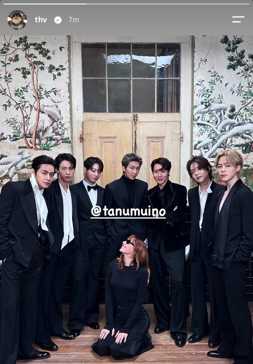 tangmotwit's tweet photo. เพิ่งเห็นว่าอาร์มี่อินเตอร์ชื่นชมสตอรี่อันนี้ของแทฮยองเยอะมาก เพราะคุณ Tanu Muino ลงรูปบังทันและยินดีที่บังทันชนะรางวัล VMAs แต่กลับโดนดราม่ารูปที่คุณ Tanu นั่งพื้นแบบนั้น ทั้งที่มันท่าประจำเค้าจนเค้ามาลบรูปทิ้งอะ แต่แทฮยองก็มาลงรูปนี้พร้อมแท็กคุณเค้าแทน 🥺 https://t.co/oNy8cE4Ap7