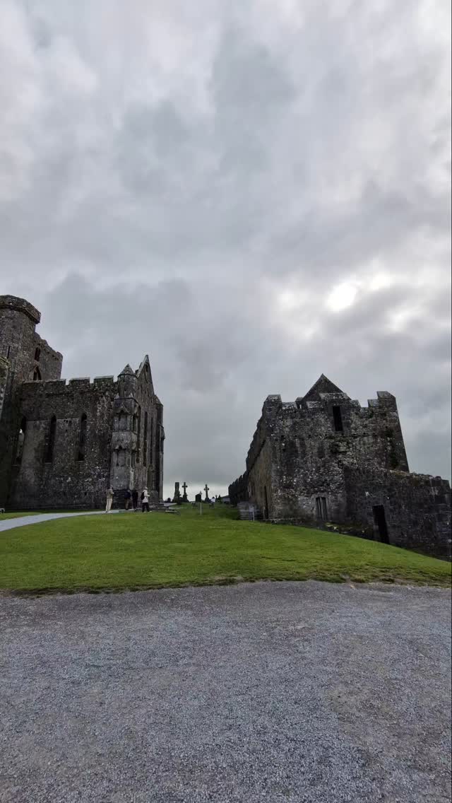 chiosane11's tweet photo. The Rock's dramatic setting on a limestone hill overlooking the Golden Vale landscape contributes to create a dramatic and mystical atmosphere. Photo by @manuelamicaelophoto

#ireland #rockofcashel https://t.co/yvpzLw1CgP