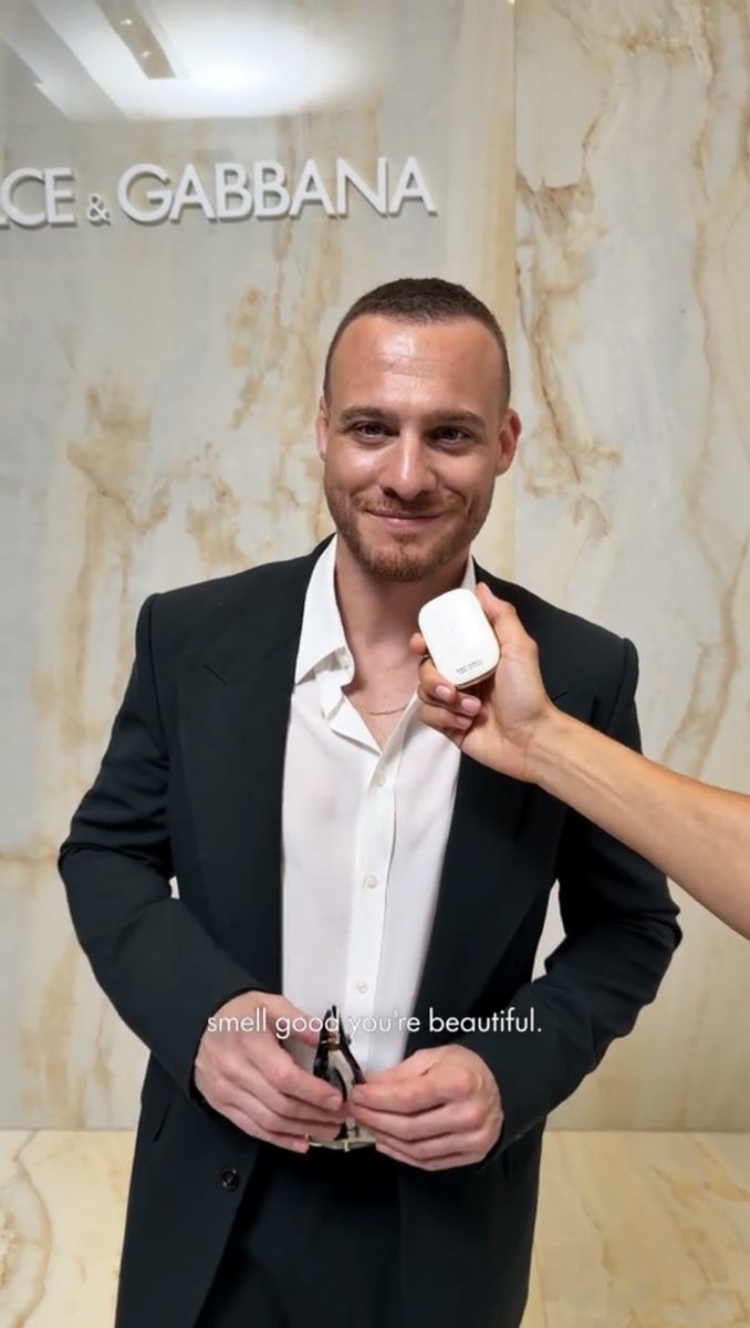 MarinaSaley's tweet photo. Cherry Glaze Bar is their mic of choice, as they spill their #DGSS27 beauty secrets 💄 🎙️ 👑

What a great idea for a blitz interview! Got to hear some beauty secrets and admire the brand’s aesthetics. Kerem Bürsin and Dolce & Gabbana Beauty are the perfect combo of luxury and style.✨🖤
#KeremBürsin #DolceGabbana

Watch and support here⤵️
https://t.co/2Oro5B57Iw