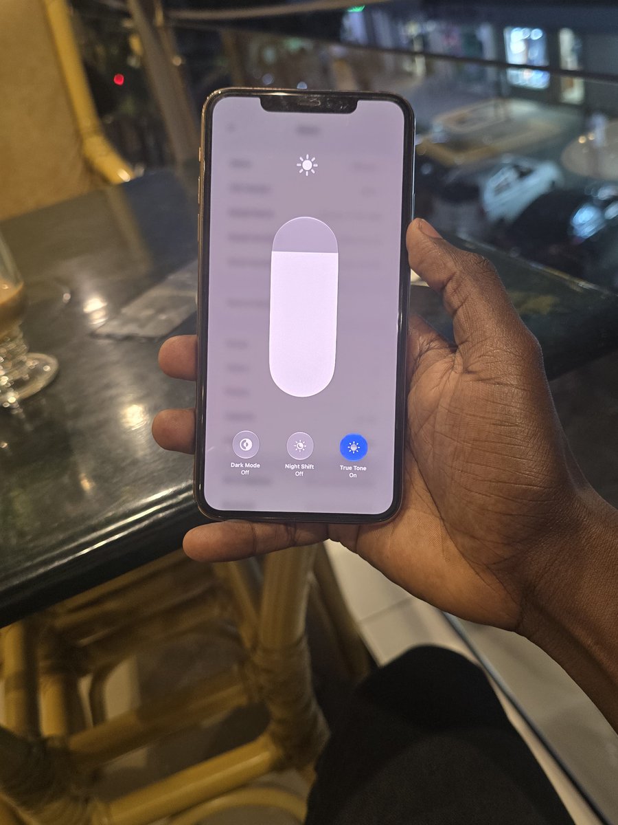 Hey__Z's tweet photo. iPhone 11 pro max 
64gb 
79🔋
Face id truetone✅

KES 23,000
0705150821 https://t.co/mwWA4tVzP5