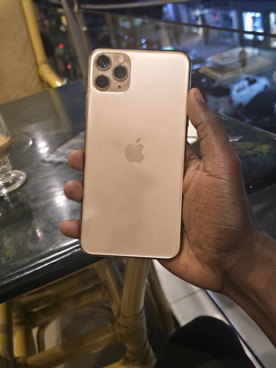 Hey__Z's tweet photo. iPhone 11 pro max 
64gb 
79🔋
Face id truetone✅

KES 23,000
0705150821 https://t.co/mwWA4tVzP5