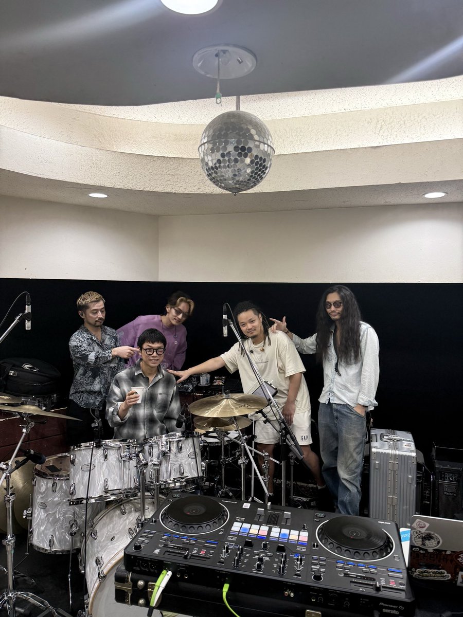 offo_tokyo's tweet photo. #ルラレツアー

東京・名古屋・大阪は、
サポートドラム満陽 @notmanyo を迎えたバンドフルセット🥁

ぜひ会場で。

(Nemoは写真撮るよーって言ったら逃げた)

🎟️ https://t.co/gtKApbTeQQ https://t.co/zbR21fuF3H