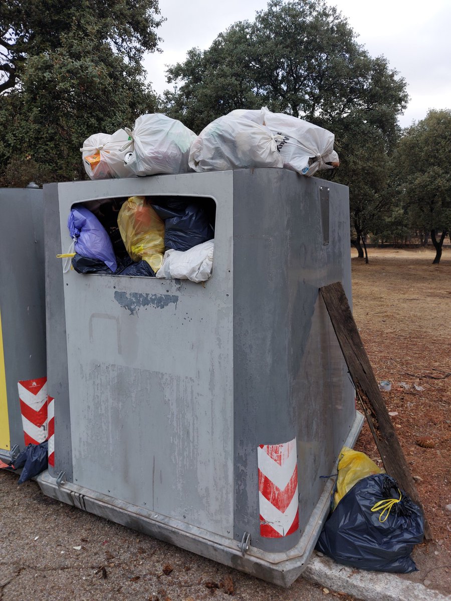 PANALE2's tweet photo. La gestión de residuos es mucho más que hacer un megacontrato para "recoger la basura" sin más. En #Moralzarzal no existe gestión de residuos y la simple recogida, parece que tampoco. Vaya puto hedor🤮 https://t.co/03tRIVqsRu
