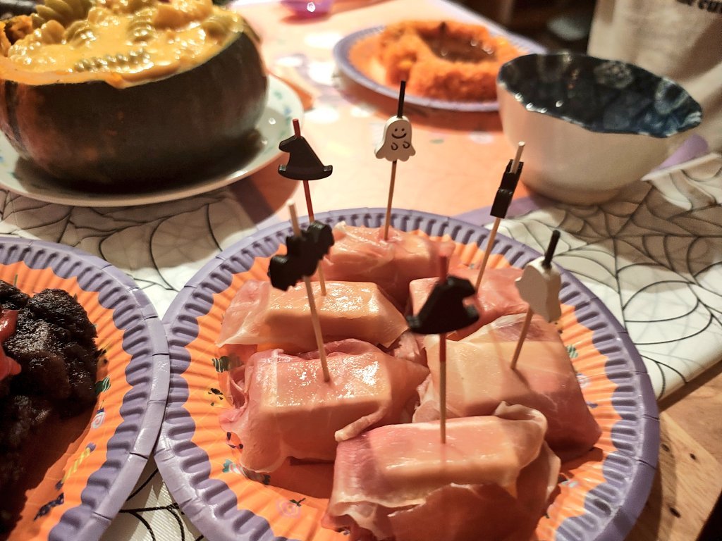 akeruna's tweet photo. 写真は去年のハロウィンのときの

今年も柿の美味しい季節がやってきました
柿の生ハムクリームチーズが本当に美味しいのでみんな食べてほしい。
来月くらいから柿が出回るから
https://t.co/1NBaMsdEtT https://t.co/tedb8OX5km