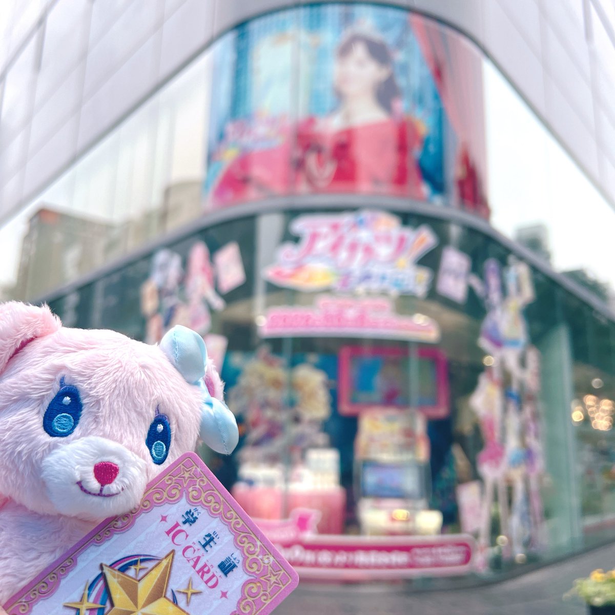 1K140's tweet photo. 今日は、ペンちゃんとアイカツ満喫デイ💖
まず、フレンズで大好きな舞花の曲をPRコーデでデュオしたよ〜⸜(*˙꒳˙*)⸝  ﾜｰｲ
そして、初めてのバンダイ本社に展示を見に行きました...豪華だった(  ᵒ̴̷͈ωᵒ̴̶̷͈ )✨️
最後に、コラボカフェも行ったよ！今回のイラストめちゃ可愛くて最高〜🥺🫶💘 https://t.co/QaAN1mz23n