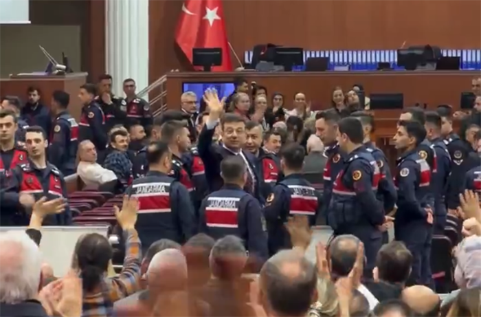 radarhaberr's tweet photo. Ekrem İmamoğlu, duruşmada “Seni bekliyoruz başkanım” diyen bir izleyiciye:

“Beni beklemeden harekete geçin, biz sonra katılırız aranıza.”

(Fatoş Erdoğan) https://t.co/nEslrrykKG