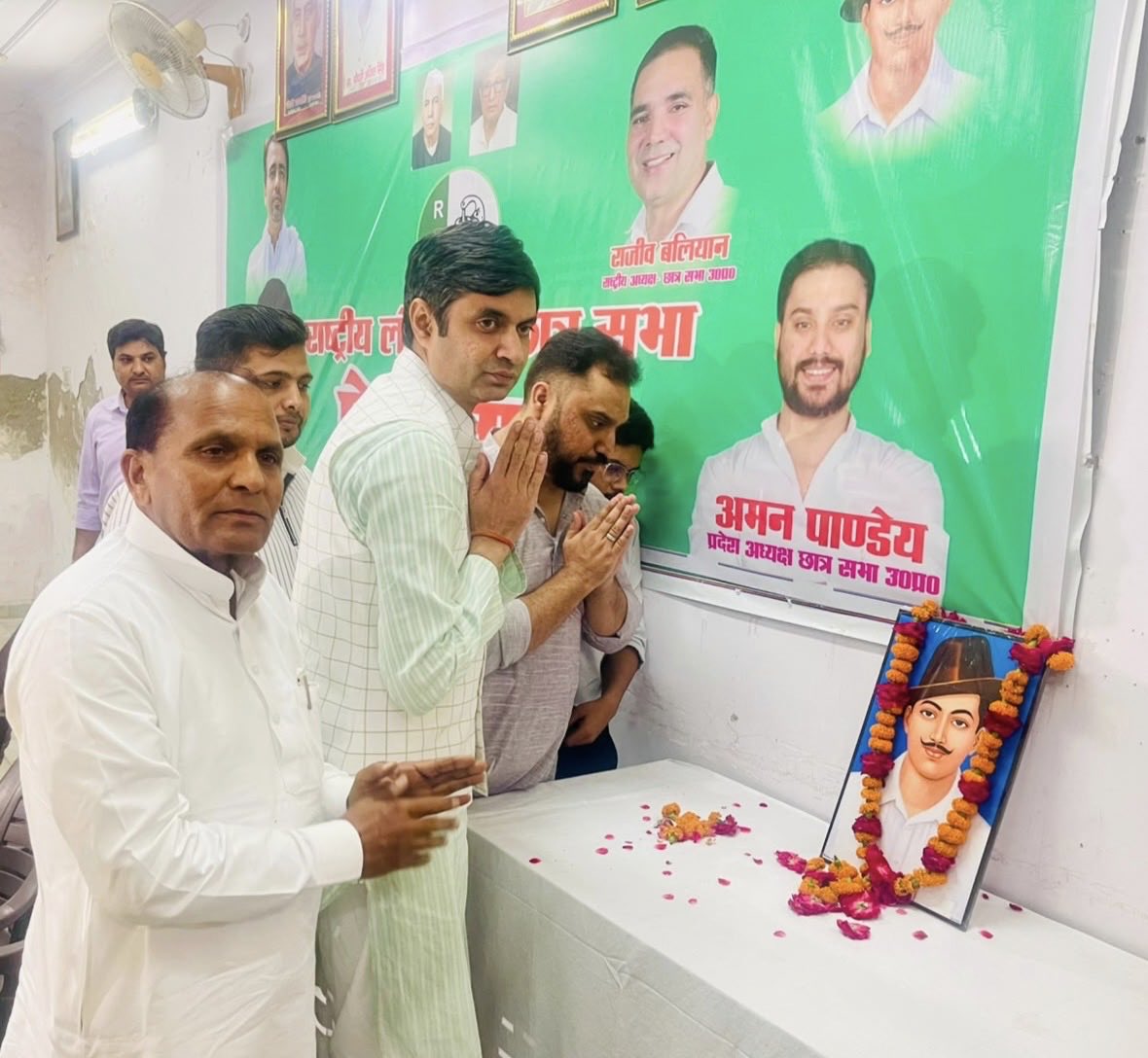 TeamRLD1's tweet photo. शहीद-ए-आज़म भगत सिंह जी की जयंती के अवसर पर लखनऊ में प्रेस कॉन्फ्रेंस के माध्यम से रालोद छात्रसभा, उत्तर प्रदेश के प्रदेशव्यापी ‘RLD Campus Connect’ अभियान का शुभारंभ किया गया। अभियान के तहत प्रदेश के प्रत्येक जनपद में छात्र संवाद, छात्र पंचायत, खेल-कूद प्रतियोगिताएं, नशे के खिलाफ जागरूकता अभियान तथा युवाओं की सामाजिक एवं लोकतांत्रिक भागीदारी से जुड़े कार्यक्रम आयोजित किए जाएंगे।

इस अवसर पर रालोद प्रदेश अध्यक्ष श्री ऐश्वर्य राज सिंह जी एवं रालोद छात्रसभा के साथियों की उपस्थिति में अभियान की आगामी रूपरेखा तय की गई।

 31 अक्टूबर को सरदार वल्लभभाई पटेल जी की जयंती के अवसर पर मेरठ में छात्र पंचायत के साथ ‘RLD Campus Connect’ को प्रदेश के विभिन्न जिलों तक विस्तार दिया जाएगा।
#RLD #CampusConnect