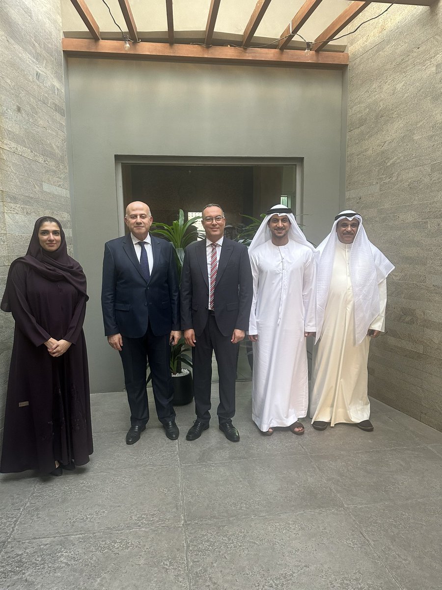 Arab_API's tweet photo. التقى الأستاذ الدكتور عادل عبدالله الوقيان - مدير عام المعهد العربي للتخطيط بالكويت، سعادة جمعة محمد الكيت - وكيل وزارة الاقتصاد والسياحة بالإنابة في دولة الإمارات العربية المتحدة وذلك على هامش أعمال المؤتمر العلمي «التمويل والتجارة الدولية في ظل الحمائية الجديدة»، المنعقد في دبي، في إطار تعزيز علاقات التعاون والتواصل بين المعهد والمؤسسات الحكومية والتنموية في الدول العربية.

وأطلع الأستاذ الدكتور عادل عبدالله الوقيان سعادة وكيل الوزارة على أحدث التطورات التي يشهدها المعهد العربي للتخطيط، وما ينفذه من برامج وأنشطة في مجالات التدريب وبناء القدرات، والاستشارات، والبحوث والدراسات والخدمات العلمية، إلى جانب المبادرات التي يعمل عليها المعهد خلال المرحلة المقبلة. كما تناول اللقاء سبل تعزيز التعاون وتبادل الخبرات بين المعهد ووزارة الاقتصاد والسياحة في دولة الإمارات العربية المتحدة، بما يخدم الاهتمامات والأهداف المشتركة.

كما استعرض الأستاذ الدكتور الوقيان خلال اللقاء أعمال المؤتمر العلمي «التمويل والتجارة الدولية في ظل الحمائية الجديدة»، الذي ينظمه المعهد العربي للتخطيط بالتعاون مع كلية محمد بن راشد للإدارة الحكومية والمستشار الخليجي للاستشارات والتدريب، ويُعقد يومي 28 و29 سبتمبر 2026 في مقر الكلية بدبي.

وأوضح أن المؤتمر يناقش التحولات الراهنة في النظامين التجاري والمالي الدوليين، وتداعيات تصاعد الحمائية الجديدة على التجارة الدولية وتمويلها والاستثمار وسلاسل الإمداد، وانعكاساتها على الاقتصادات العربية، إلى جانب بحث السياسات والأدوات الكفيلة بتعزيز مرونة الاقتصادات العربية وقدرتها على التكيف والاستجابة للمتغيرات العالمية المتسارعة.

وحضر اللقاء من جانب المعهد العربي للتخطيط الأستاذ الدكتور وليد عبد مولاه - وكيل المعهد،و كريم عادل درويش - رئيس الجهاز الإداري، ومن جانب وزارة الاقتصاد والسياحة في دولة الإمارات العربية المتحدة الدكتورة مارية حنيف القاسم - وكيل الوزارة المساعد لقطاع السياسات والدراسات الاقتصادية.