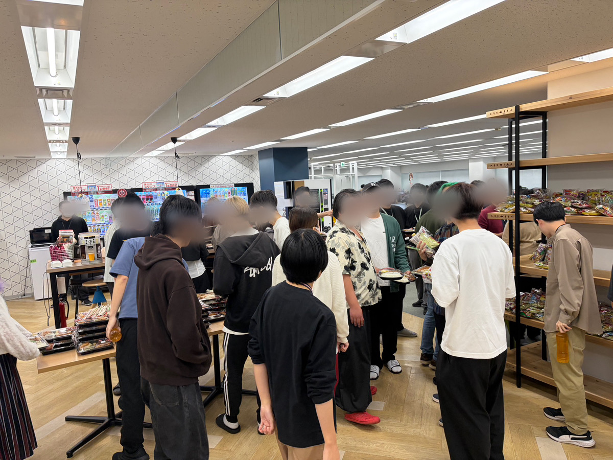 KMSinc_official's tweet photo. 本日、『ワールドダイスター 夢のステラリウム』が最終日を迎えました。

3年間、作品を支えてきた運営チームへの感謝を込めて、社内ではお弁当とお菓子を用意🍱🍪

今回も管理部のメンバーが前日から用意してくれました！ https://t.co/HvJgEAJN4n