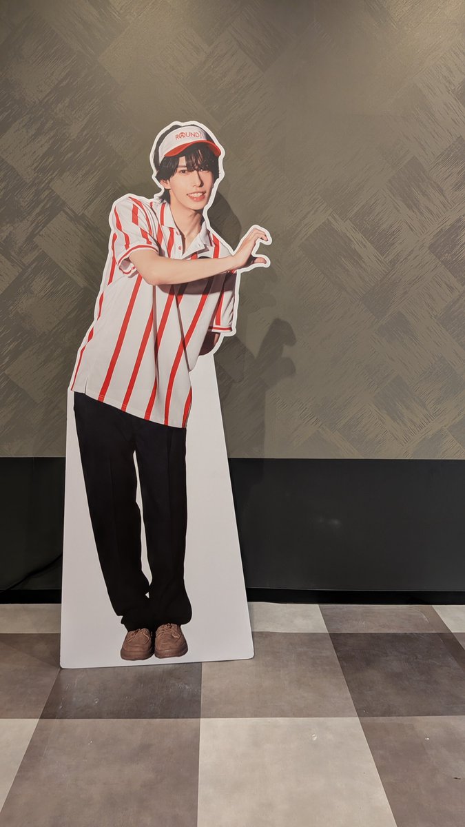 yukaco20221027's tweet photo. ROUND1横須賀さいか屋店🎳
明日9/30まで！☝

🧡 5Fゲーセン内にラッピングスタンド
🧡 別館(？)6Fカラオケ受付前に #RAY くんのパネル
※ゲーセンすぐ上の、6Fボーリング場にはRAYくんいません⚠️

#チアスポ  #UNiFY
#ラウンドワン https://t.co/r8HwvmxWis