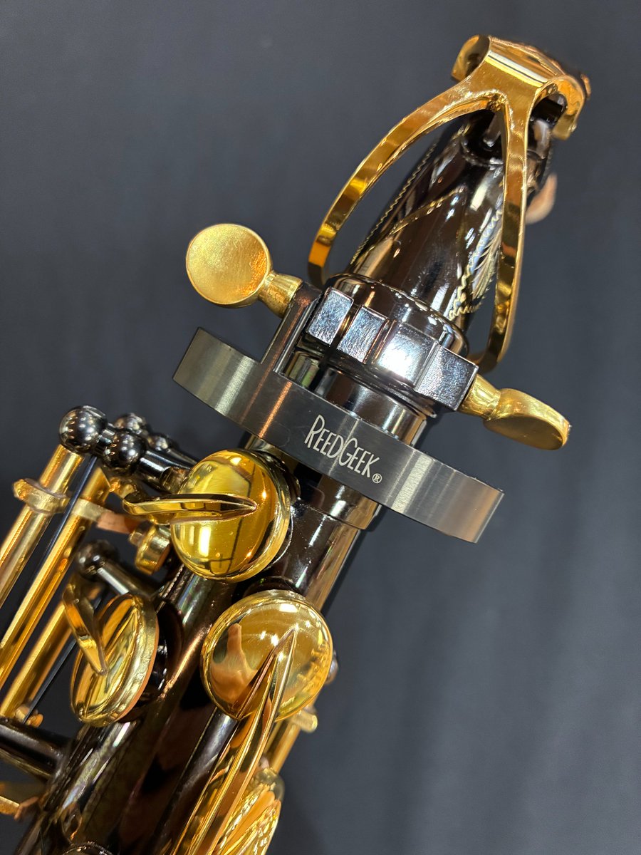 soundhouse_wind's tweet photo. これ、サックスのどこに付けるか分かりますか?🎷
ReedGeek Klangbogenは、サックスのネックまわりに取り付けるアクセサリー。リードや倍音の安定を図り、音の深みや明瞭さ、レスポンスの変化を追求したアイテムです。
▶ 商品詳細はこちら
https://t.co/ABkvrEAziY
#サウンドハウス #ReedGeek https://t.co/V2XksKOcdM