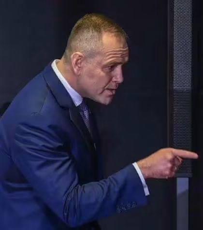 michalwypij's tweet photo. Im dłużej trwa proces Karola Nawrockiego z @onetpl tym więcej pytań.
Dlaczego, skoro publikacja miała być „stekiem kłamstw”, Nawrocki nie zdecydował się w kampanii na błyskawiczny tryb wyborczy?
Dlaczego proces dotyczący sprawy o ogromnym znaczeniu publicznym odbywa się za zamkniętymi drzwiami? Żałuję, że sąd nie zgodził się na wniosek Onetu o jego pełną jawność.

I jest w tym jeszcze jedna znamienna ironia.
Środowisko IPN przez lata z ogromną determinacją zaglądało w przeszłość Lecha Wałęsy, badając także najtrudniejsze i najbardziej niewygodne fragmenty jego życiorysu. Dziś, gdy pytania dotyczą przeszłości byłego prezesa IPN, obecnego prezydenta Karola Nawrockiego, opinia publiczna nie może nawet usłyszeć, co mówią świadkowie w sądzie.

Historia innych - pod lupą.
Własna historia - za zamkniętymi drzwiami.

Najprostszym sposobem na przecięcie wszystkich spekulacji jest jawność.
