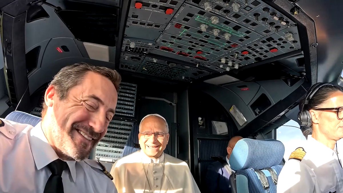 视频展示: Pope Leo sat in the cockpit of an Air France plane