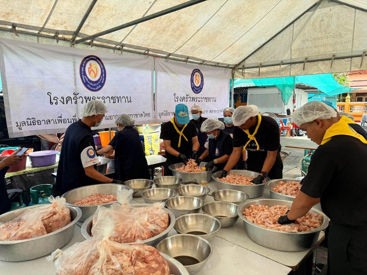 prdthailand's tweet photo. Friends in Need ("PA") Foundation, Thai Red Cross has set up a Royal Kitchen at Wat Bang Toei, Bueng Kum, for flood victims in Khlong Chan &amp; nearby areas. Producing 3,000 boxed meals/day for 5 days (29 Sept–3 Oct), rotating menus with chicken so people of all faiths can eat. https://t.co/RYfD6sHbYi