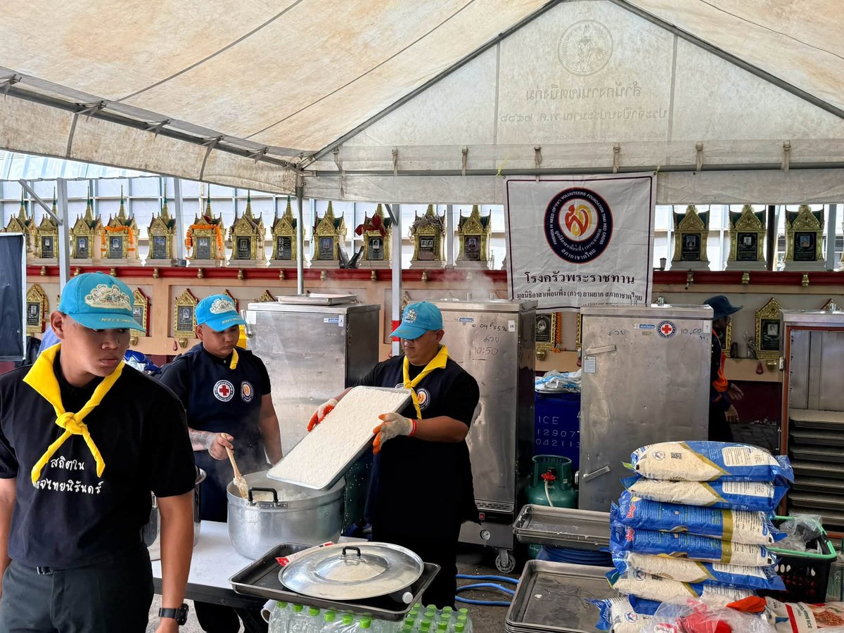 prdthailand's tweet photo. Friends in Need ("PA") Foundation, Thai Red Cross has set up a Royal Kitchen at Wat Bang Toei, Bueng Kum, for flood victims in Khlong Chan &amp; nearby areas. Producing 3,000 boxed meals/day for 5 days (29 Sept–3 Oct), rotating menus with chicken so people of all faiths can eat. https://t.co/RYfD6sHbYi