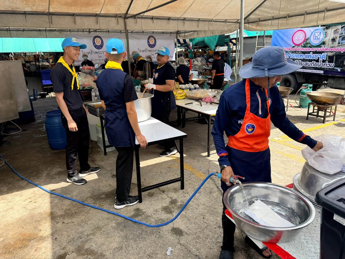 prdthailand's tweet photo. Friends in Need ("PA") Foundation, Thai Red Cross has set up a Royal Kitchen at Wat Bang Toei, Bueng Kum, for flood victims in Khlong Chan &amp; nearby areas. Producing 3,000 boxed meals/day for 5 days (29 Sept–3 Oct), rotating menus with chicken so people of all faiths can eat. https://t.co/RYfD6sHbYi