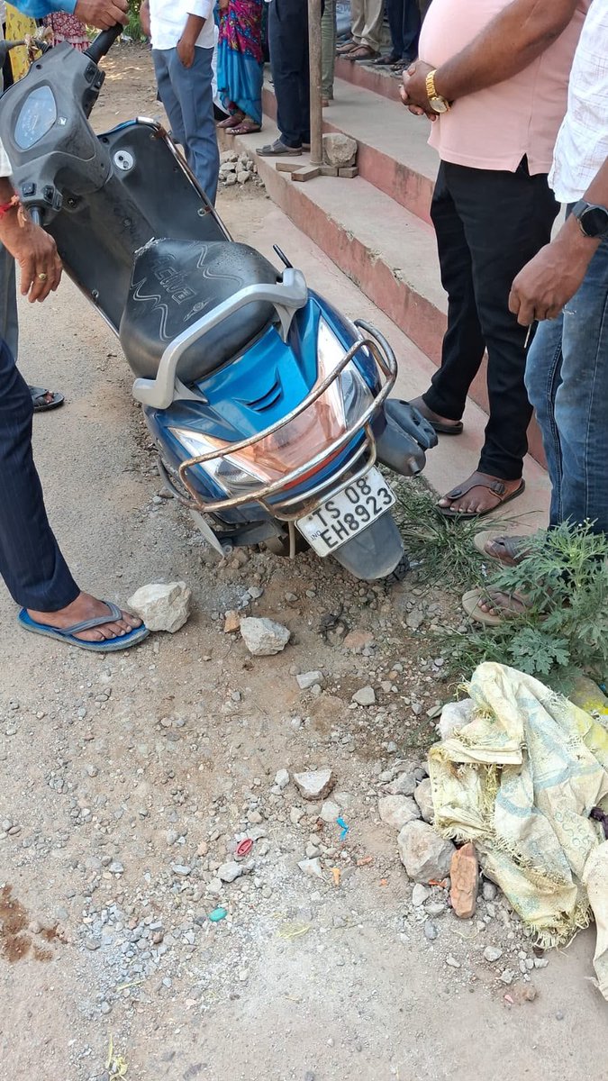 NewsMeter_In's tweet photo. #Hyderabad: 

Tragedy struck #Badangpet as a #woman riding a #scooty was #killed in a #roadaccident on Tuesday. 

Yenugu Prasanna Lakshmi of #Nadargul lost control after sudden braking, fell onto the road and was run over by a tractor. 

#Police are probing the incident using #CCTV footage.

More details are awaited.