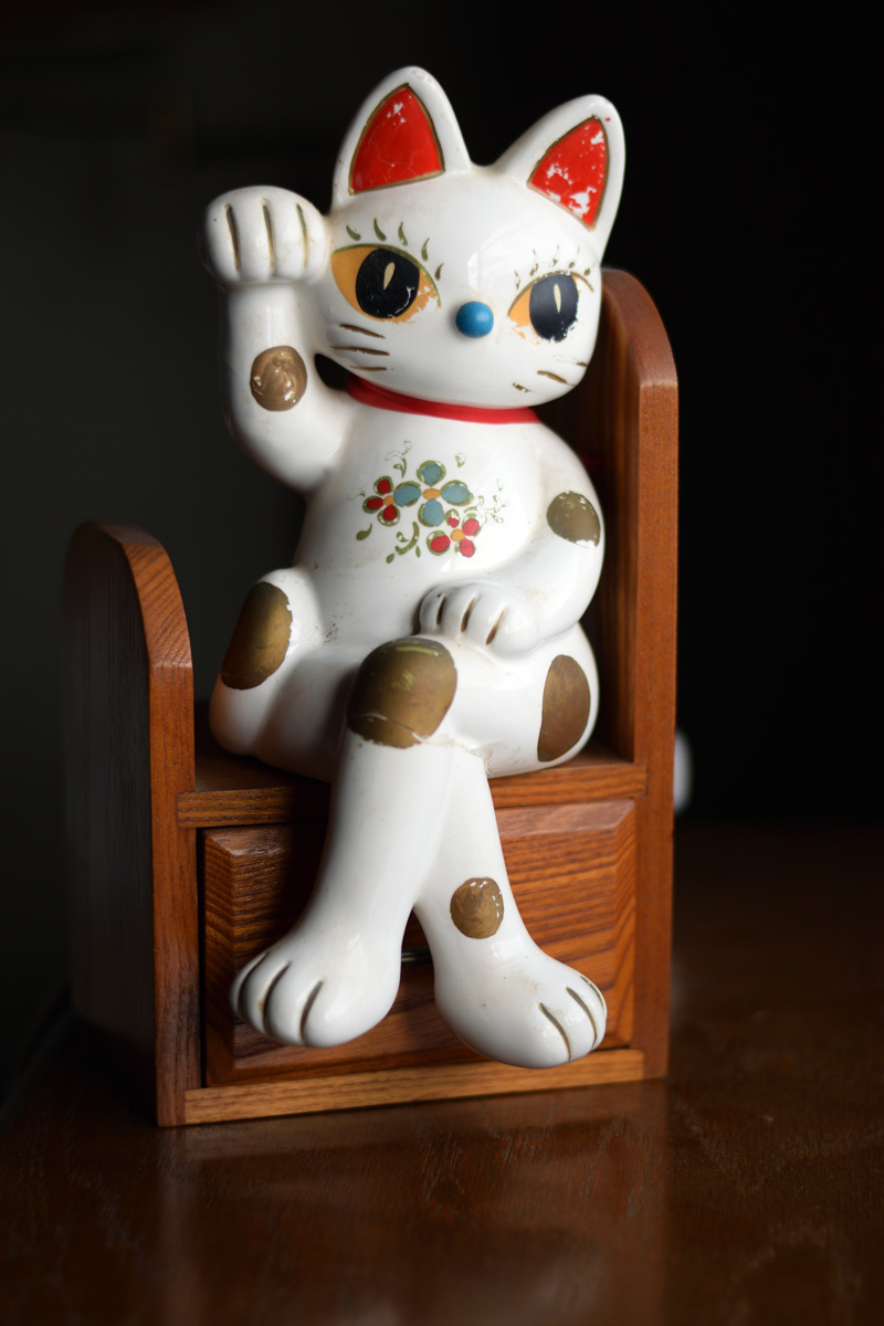 MuseeMagica's tweet photo. 9月29日は #招き猫の日 なんだそうです。
英語では beckoning kitten あるいは cat と表記されることが多いです。この言い回しを用いて最初に言及したのはラフカディオ・ハーンか。1893年の雑誌記事にありました。 https://t.co/3AxPfq7r4n